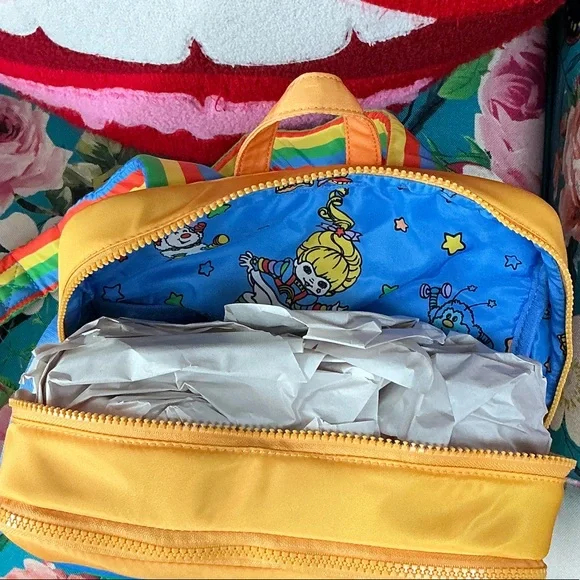 RAINBOW BRITE VINTAGE BOX PIN TRADING BACKPACK W/ ACRYLIC CHARM - Picture 4 of 4